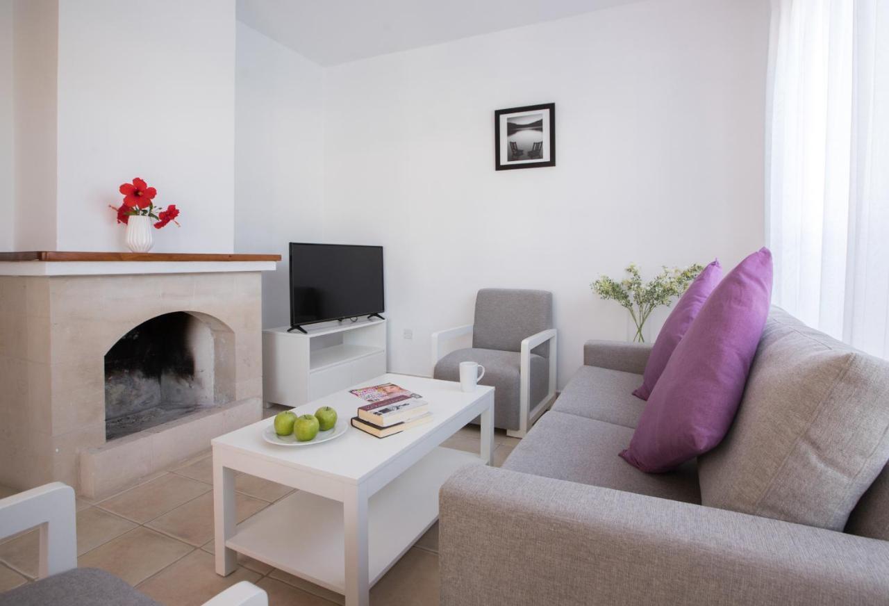 Resitour - Perneri Three Bedroom Villas Tála Kültér fotó